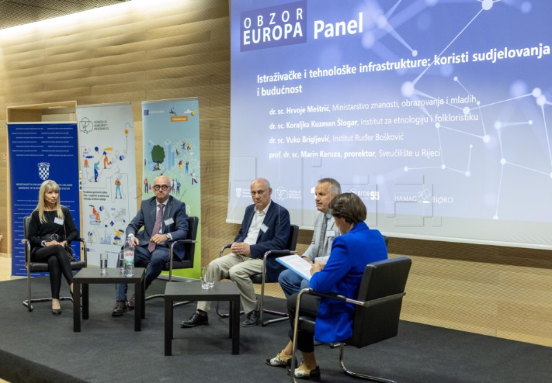 Konferencija Obzor Europa, panel Istraživačke i tehnološke infrastrukture. Na slici Koraljka Kuzman Šlogar, Hrvoje Meštrić, Vuko Brigljević i Marin Karuza. Foto: Hina/ Dario GRZELJ/ https://www.hina.hr/galerija/12340706